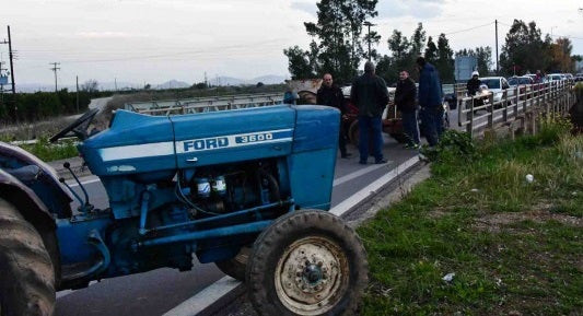Μπλόκα: Aγρότες διαπληκτίστηκαν με οργισμένους οδηγούς στο Άργος (εικόνες, βίντεο)